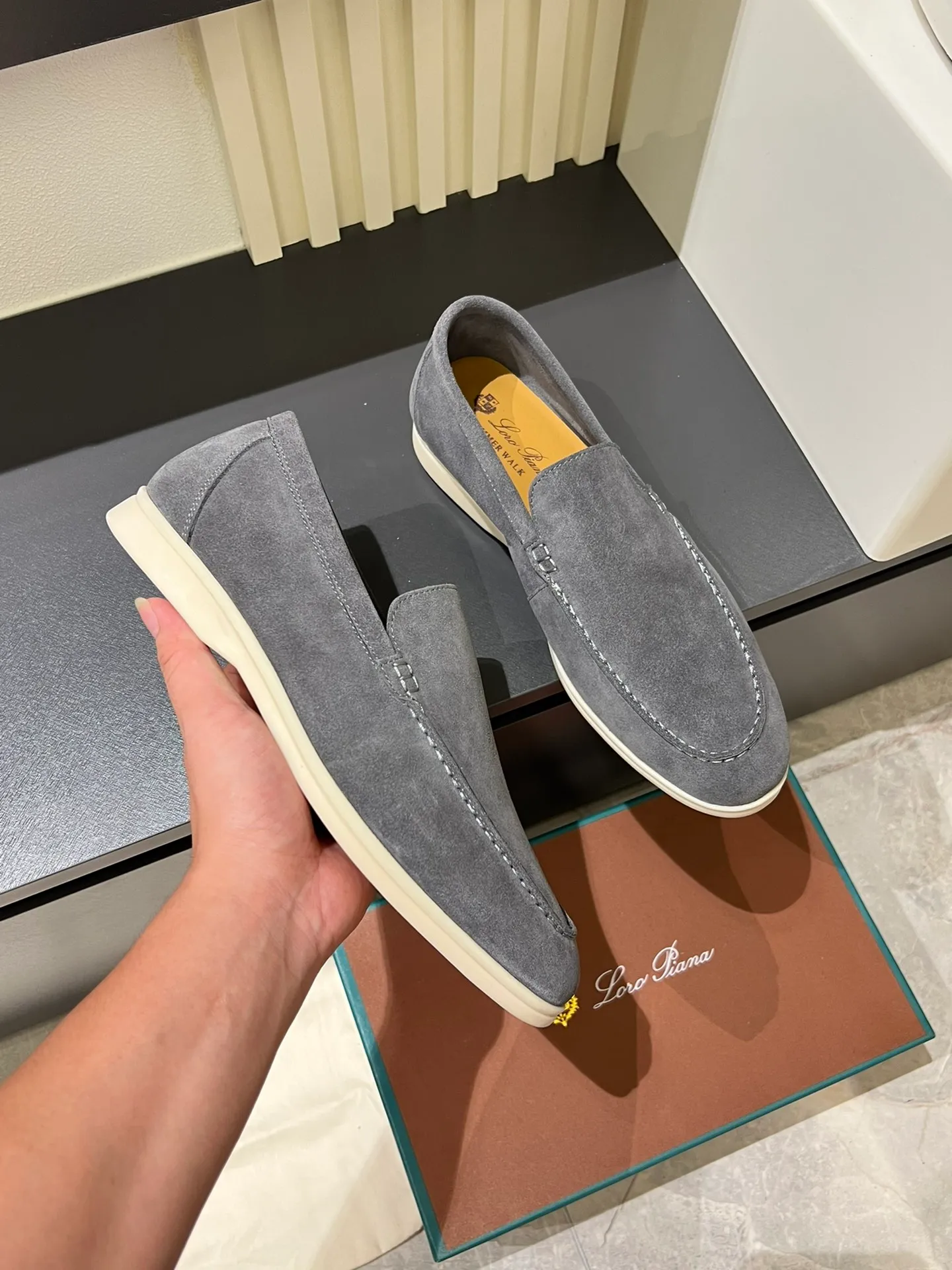 Men's shoes 💰p360 "Loro men's shoes 💰pian'*" Classic L men's shoes for couples 💰p Top version British flat loafers, a must-have item in old money style, the minimalist design is eye-catching and durable, a plus point for dressing The soft foot feel and texture are outstanding. They don’t scratch your feet and are very nice. They are matched with soft and waxy soles. They can be worn daily for a long time without getting tired. They are easy to wear, versatile and classic items, with perfect foot feel and texture! Imported cashmere fabric, the lining is made of imported A-grade water-dyed cow lining, the top version of the genuine leather midsole is sewn with pure handmade mark thread! Size: Female 35-40 (34. Customized) Male 38-44 (45.46. Customized)